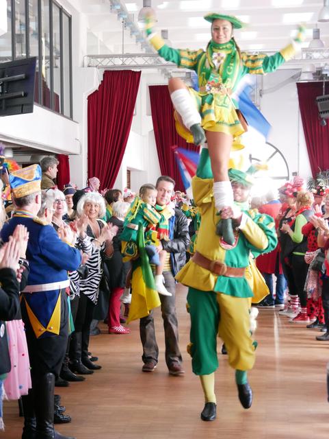 Einzug der Karnevalsgesellschaften ins Rheinforum: Große Wesselinger Karnevalsgesellschaft.  | Foto: Anita Brandtstäter