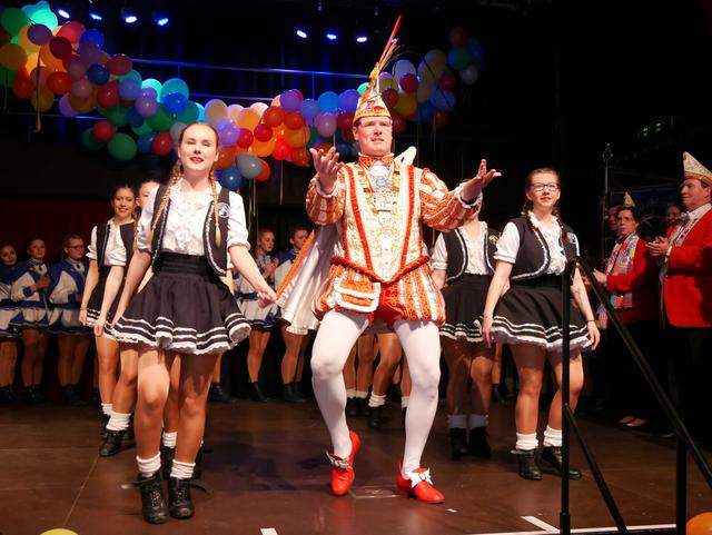 Auch beim Ausmarsch der KG Kornblumenblau zeigt Prinz Tommy I. seine tänzerischen Fähigkeiten.  | Foto: Anita Brandtstäter