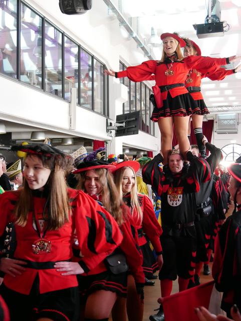 Einzug der Karnevalsgesellschaften ins Rheinforum: Landsknechte von Köln.  | Foto: Anita Brandtstäter