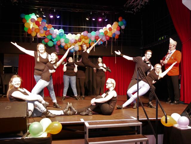 Die Happy Dancers waren nicht nur für den Service im Rheinforum verantwortlich, sie bestritten auch einen Bühnenauftritt.  | Foto: Anita Brandtstäter