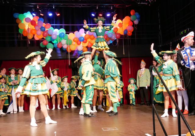 Die Mini-Fändelschwender der Großen Karnevalsgesellschaft tanzen zu Ehren von Kinderprinz Dean I.  | Foto: Anita Brandtstäter