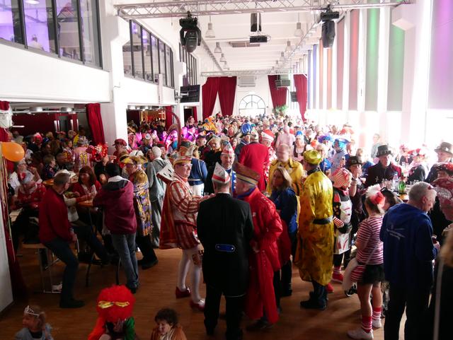Gute Stimmung nach dem offiziellen Teil der Veranstaltung im Wesselinger Rheinforum.  | Foto: Anita Brandtstäter