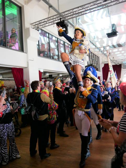 Einzug der Karnevalsgesellschaften ins Rheinforum: Funkenartillerie "Blau-Weiß" Wesseling.  | Foto: Anita Brandtstäter