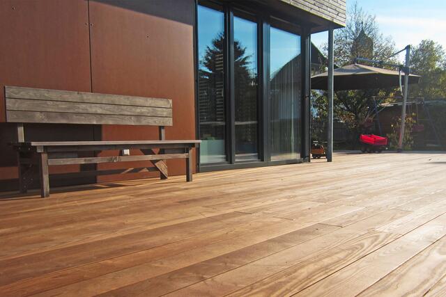 Natürliche Materialien liegen beim Bauen im Trend - allen voran Holz. Mit einer speziellen Thermobehandlung werden etwa Terrassendielen besonders langlebig und robust. | Foto: djd/swero.de