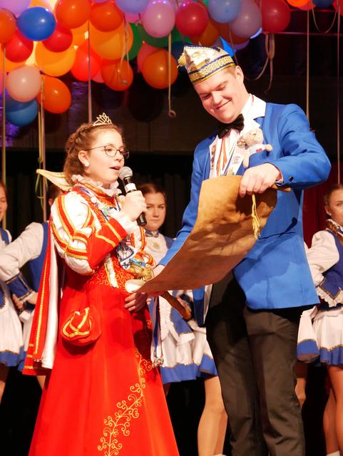 Kinderprinzessin Paula I. der Prinzengarde Urfeld verliest ihre Ansprache an das närrische Volk.  | Foto: Anita Brandtstäter