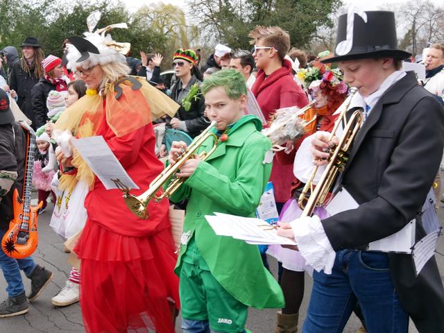 Junge Musiker im Sürther Karnevalszug.  | Foto: Anita Brandtstäter