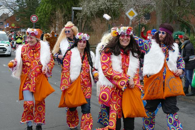 Die Hippies von Nase vorn hinter der roten Ente.  | Foto: Anita Brandtstäter