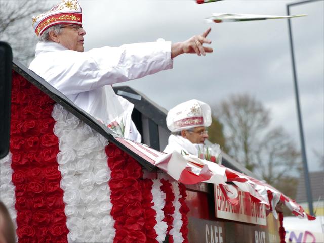 Prunkwagen der Ehrensenatoren der KG Löstige Flägeskappe Sürth.  | Foto: Anita Brandtstäter