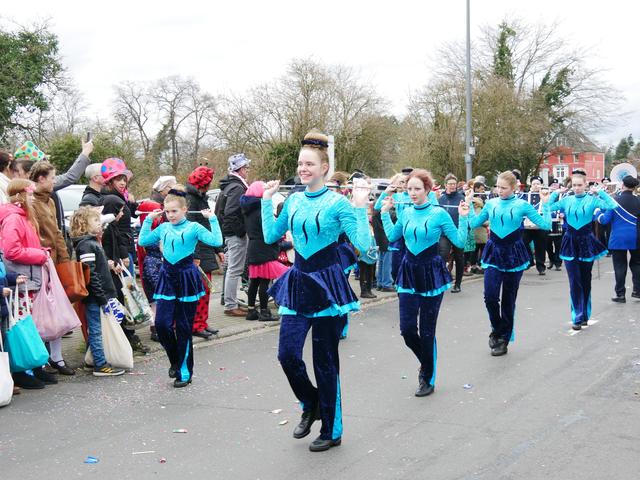 Majoretten der Muziekvereiniging crescendo Alphen aan den Rijn.  | Foto: Anita Brandtstäter