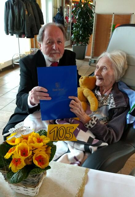 Stolze 105 Jahre feierte Gerda Vent. Für die Stadt gratulierte Vizebürgermeister Heinz Jung. | Foto: Presseamt Brühl