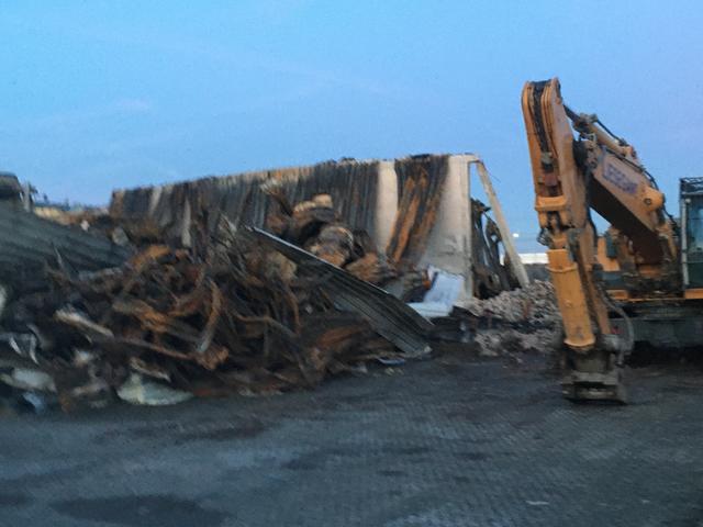 Ein Bagger wurde eingesetzt um die Brand-Nester zu öffnen