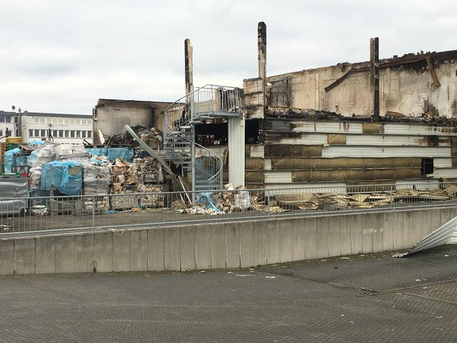 seitliche Trennwände aus Blech Profilen - keine F90