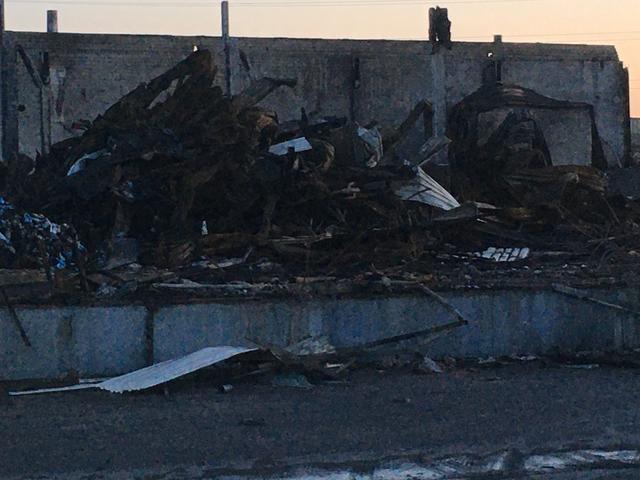 große Lagerhalle auf der Nord Seite, mit einer Kalksandstein Wand im Hintergrund