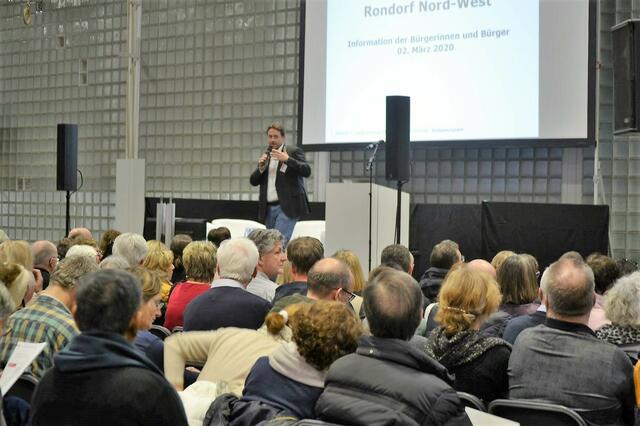Bezirksbürgermeister Mike Homann auf der Bühne. | Foto: tau