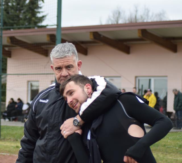 Höhe-Coach Nino Cornicolario freut sich mit dem Torschützen Patrick Gnacke. | Foto: Erwin Höller 