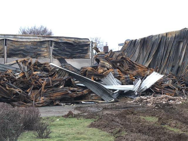 durch enorme Wärme &gt;800°C verbogene Dach-Profile-Bleche