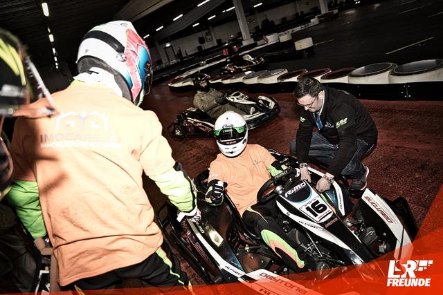 Einer von 15 vorgeschriebenen Fahrerwechsel - Leon Braun übergibt an Lars Lintzen | Foto: LSR-Freun.de - Fotograf Lutz Rodrigues Do Nascimento