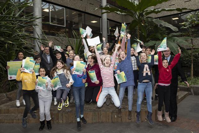 So sehen Sieger aus: Die Schüler des Kurs „Praktische Philosophie“ freuen sich über ihren Hauptpreis. | Foto: Christina Czybik / Bildkraftwerk /bpb