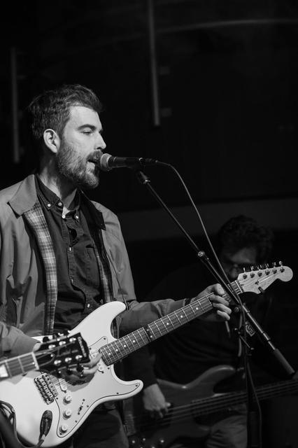 Alex van Betteray ist schon lange als Gitarrist, Sänger und Songschreiber der Düsseldorfer Band Hill und als Gitarrist bei Ben Papst und der Clan unterwegs, am 23. Mai zu erleben auf der Parkbühne des 10. Wesselinger RheinKlang 669 Musikfestivals.  | Foto: Alex van Betteray