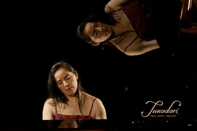 Junodori - das ist Judith Nordbrock, Gesang und Klavier - ebenfalls zu Gast im Café Held.  | Foto: Judith Nordbrock