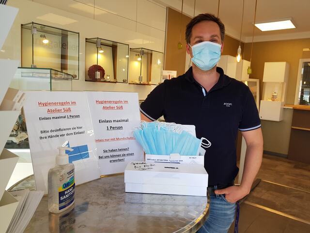 Wer zum Juwelier Michael Süß auf der Gilgaustraße 37 möchte, auf den warten Desinfektionsmittel und Schutzmasken an der Tür und schöner Schmuck drinnen. | Foto: Robels