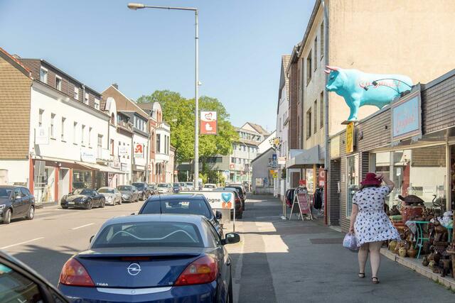 Auf der Rösrather Straße herrscht nach der Wiedereröffnung der Geschäfte wieder mehr Leben. | Foto: König