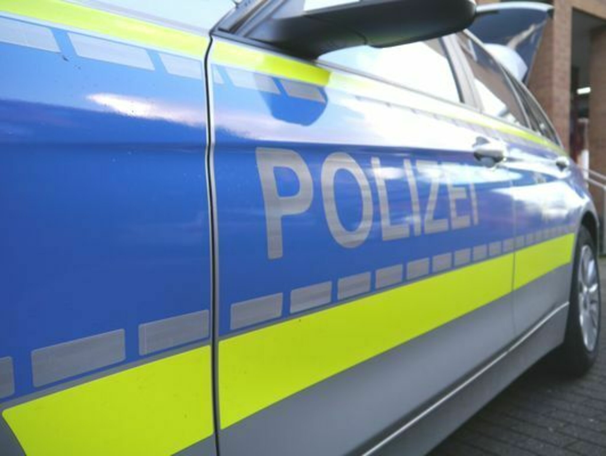 Kennzeichen gestohlen, Reifen zerstochen: Die Polizei bittet um ...