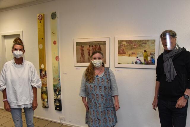 Mit Schutzmasken bauten die beiden Künstlerinnen Claudia Reismann und Barbara Fockele die Ausstellung im Glaskaree an der Burgstraße 85 auf. Der Vorsitzende des Kunstverein Bad Godesberg, Jürgen Laue, trug zum ersten Rundgang ein Schutzvisier. | Foto: AS