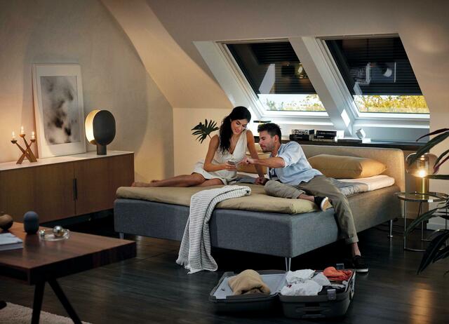 Rollläden von Velux schützen effektiv vor Hitze und sorgen dank Lärmschutz und Verdunkelung für beste Schlafbedingungen. | Foto: Velux Deutschland GmbH/akz-o
