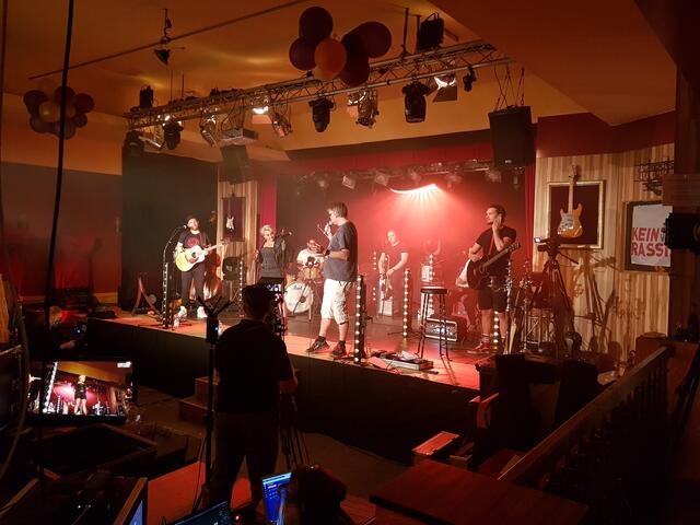 Zu dem Samstagabend-Programm in der Groove Bar gehört auch ein Interview mit den Künstlern vorab, hier mit Frontfrau Nici Kempermann. | Foto: Robels
