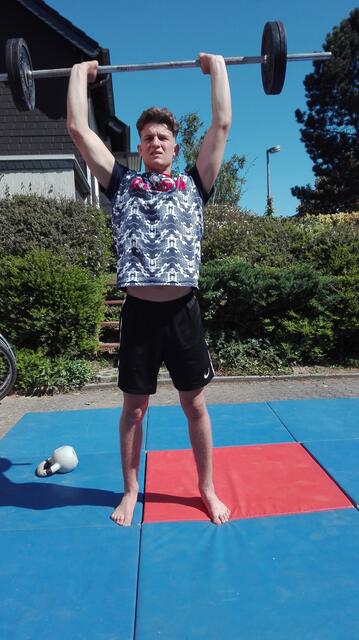 Alexander Neihs beim Muskelaufbautraining für den Oberkörper. | Foto: Judo Club