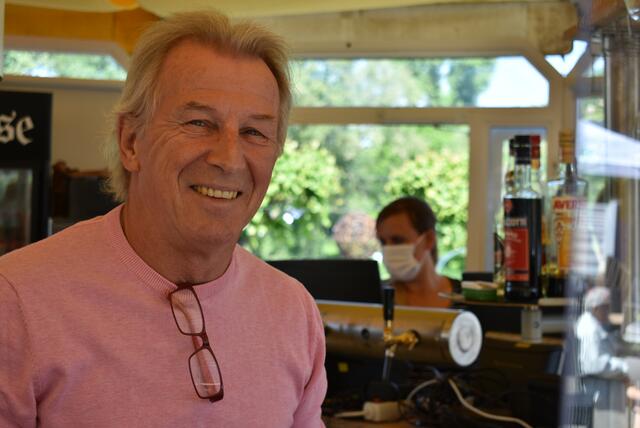 Günter Klein ist froh, dass er seinen Biergarten wieder öffnen darf. Auch wenn die neuen Vorschriften eine echte Herausforderung sind. | Foto: Robels