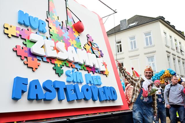 Zugleiter Holger Kirsch präsentierte das Zugmotto 2020. | Foto: Festkomitee Kölner Karneval