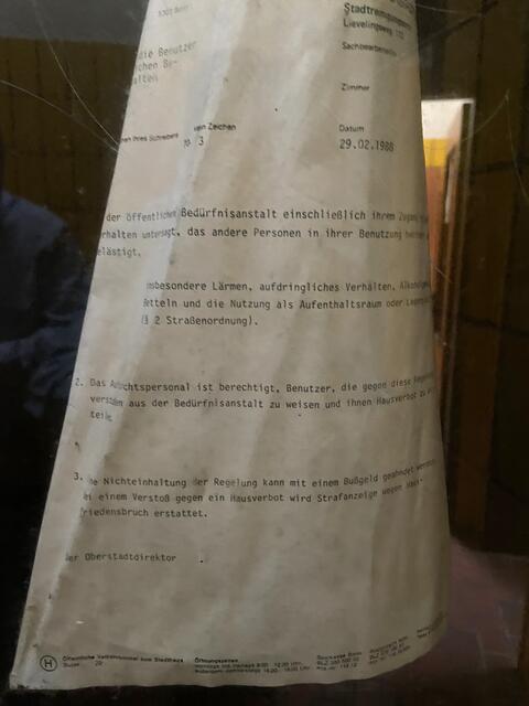 Die „Ramersdorfer Toilettenordnung“, ein Relikt aus Zeiten als Deutschland noch durch die Mauer geteilt war. | Foto: M. Rudolph