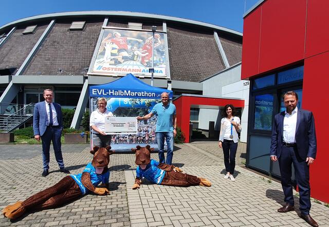 Scheckübergabe vor der Ostermann Arena nach dem ersten virtuellen EVL-Halbmarathon (v. re.): Oberbürgermeister Uwe Richrath, designierte Sportpark-Chefin Nelly Schreiner, stellvertretender Sportparkleiter Dieter Scholz, Organisatorin Tiina Ripatti, EVL-Chef Thomas Eimermacher. | Foto: Gabi Knops-Feiler