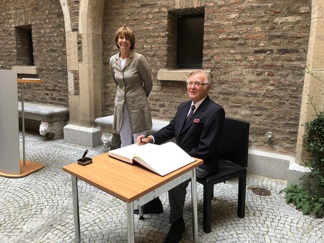 Der ehemalige Weltklasseläufer Manfred Germar (r.) trug sich aus Anlass seines 85. Geburtstages in das Gästebuch der Stadt Köln ein.  | Foto: Stadt Köln