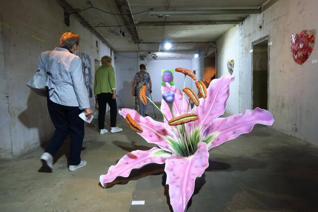 Bunte Pop-Art wirkt in dem grauen, bedrückenden Betongemäuer anders als in einer „normalen“ Galerie. | Foto: Hermans