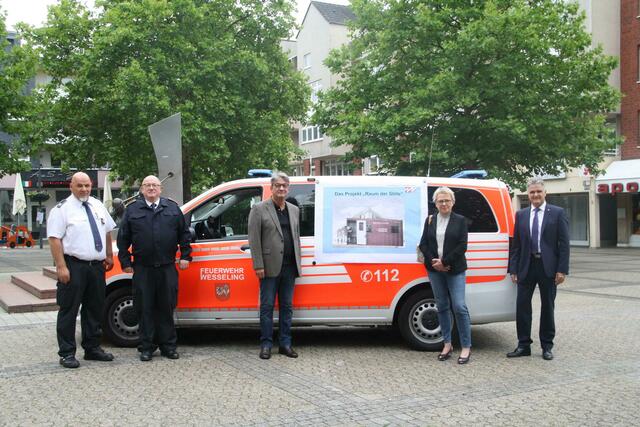 Brandamtsrat Andreas Braun, Brandrat und Feuerwehrchef André Bach, Jürgen und Brigitte Fischenich und Bürgermeister Erwin Esser (von links) stellten das Projekt „Raum der Stille“ vor. | Foto: Montserrat Manke