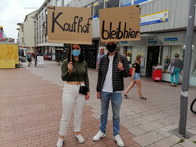 Teilnehmer mit selbst hergestellten Plakaten. | Foto: Heike Löhrer