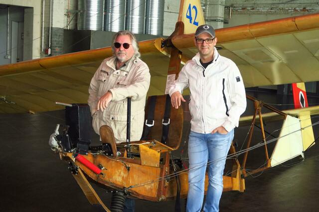 Tommy Engel und Marc Metzger präsentierten die Pläne für den 16. Weihnachtsengel im Hangar. | Foto: Hermans