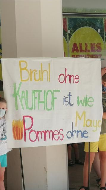 Selbst hergestellte Plakate brachten die Kinder mit.  | Foto: Heike Löhrer 