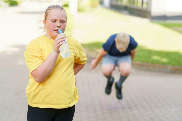 Sport ist anstrengend und Wasser schmeckt vielleicht langweiliger, als Cola. Bei Heranwachsen ist ein gesunder Lebensstil jedoch besonders wichtig. | Foto: stock.adobe.com © yuriygolub
