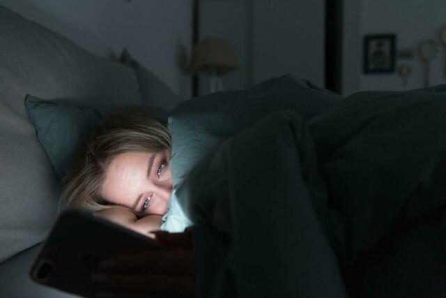 Bei Schlafproblemen einfach ein bisschen aufs Handy schauen? Keine gute Idee!  | Foto: stock.adobe.com © DimaBerlin