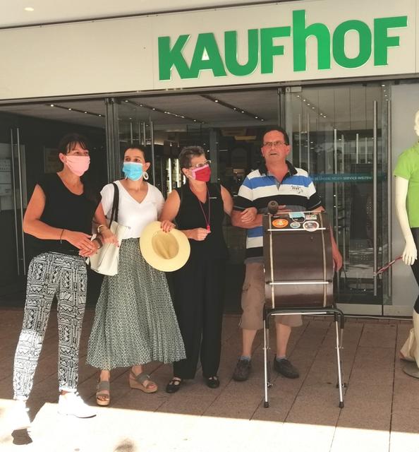 Ein Teil der Belegschaft des Kaufhofs mit Helmut Zavelberg und seiner Pauke. | Foto: Heike Löhrer