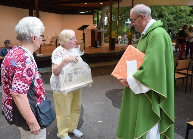 Marianne Schnell (Bildmitte) und Hildegard Simon überreichen ein Präsent des Kirchenchors Cäcilia Herchen | Foto: Erwin Höller