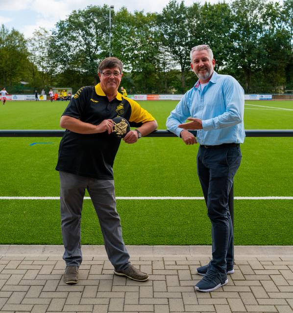 Engagiert für das Waldstadion: Burkhard-Dickmann mit der Ehrenamtsplakette "Glesser Bessemer" und Laudator und Stadtrat Heiko Möller.  | Foto: Jürgen Libertus