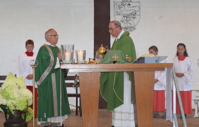 Diakon i.R. Werner Jakobs (li.) und Pfarrer Metzmacher im Gottesdienst.  | Foto: Erwin Höller