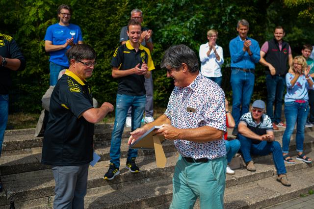 Gratulation unter Corona-Bedingungen: Stadtrat Helmut Paul übergibt die Urkunde an Burkhard Dickmann.  | Foto: Jürgen Libertus