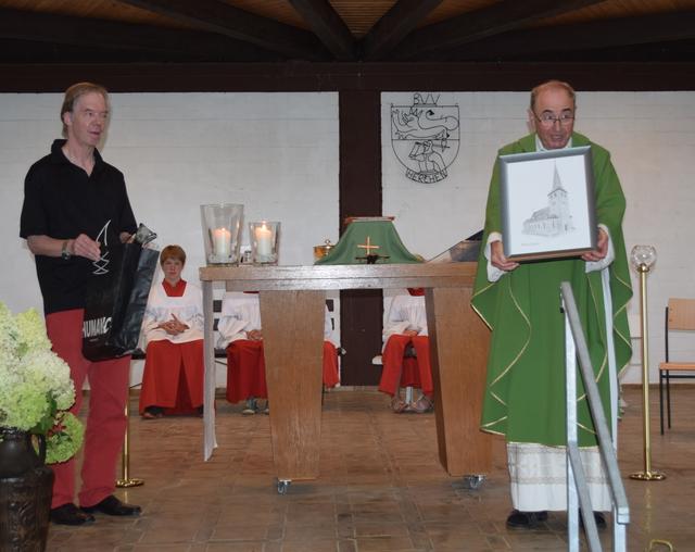 Der Geschäftsführende Vorsitzende des Kirchenvorstands Herchen, Joachim von Weschpfennig (li.) hielt eine Laudatio auf Pfarrer Metzmacher und überreichte das Geschenk der Kirchengemeinde St. Peter Herchen.  | Foto: Erwin Höller