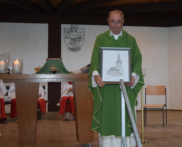 Pfarrer Hermann-Josef Metzmacher erhielt als Geschenk ein gerahmtes, gezeichnetes Bild der Pfarrkirche St. Peter Herchen. | Foto: Erwin Höller